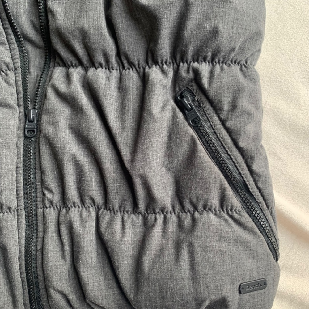 Bench puffer vest with hood - Picture 6 of 7